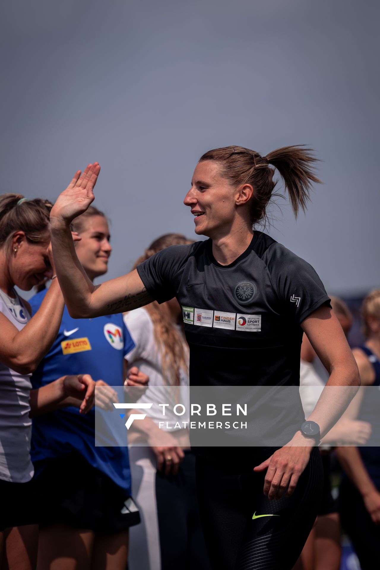 Carolin Schaefer (Eintracht Frankfurt) klatscht ihre Mitstreiterinnen ab am 07.05.2022 beim Stadtwerke Ratingen Mehrkampf-Meeting 2022 in Ratingen